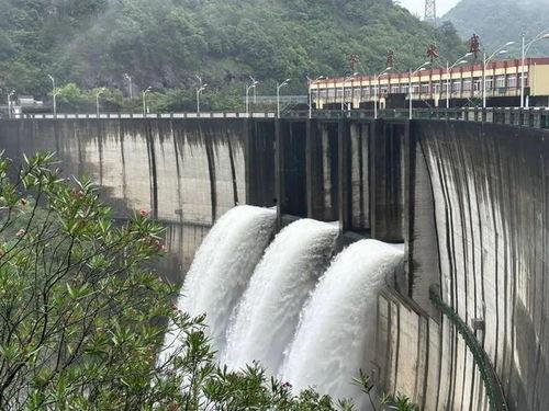水库开闸放水视频,水势汹涌,奔腾不息