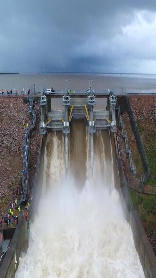 水库开闸放水视频,水势汹涌,奔腾不息