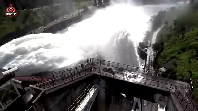水库开闸放水视频,水势汹涌,奔腾不息